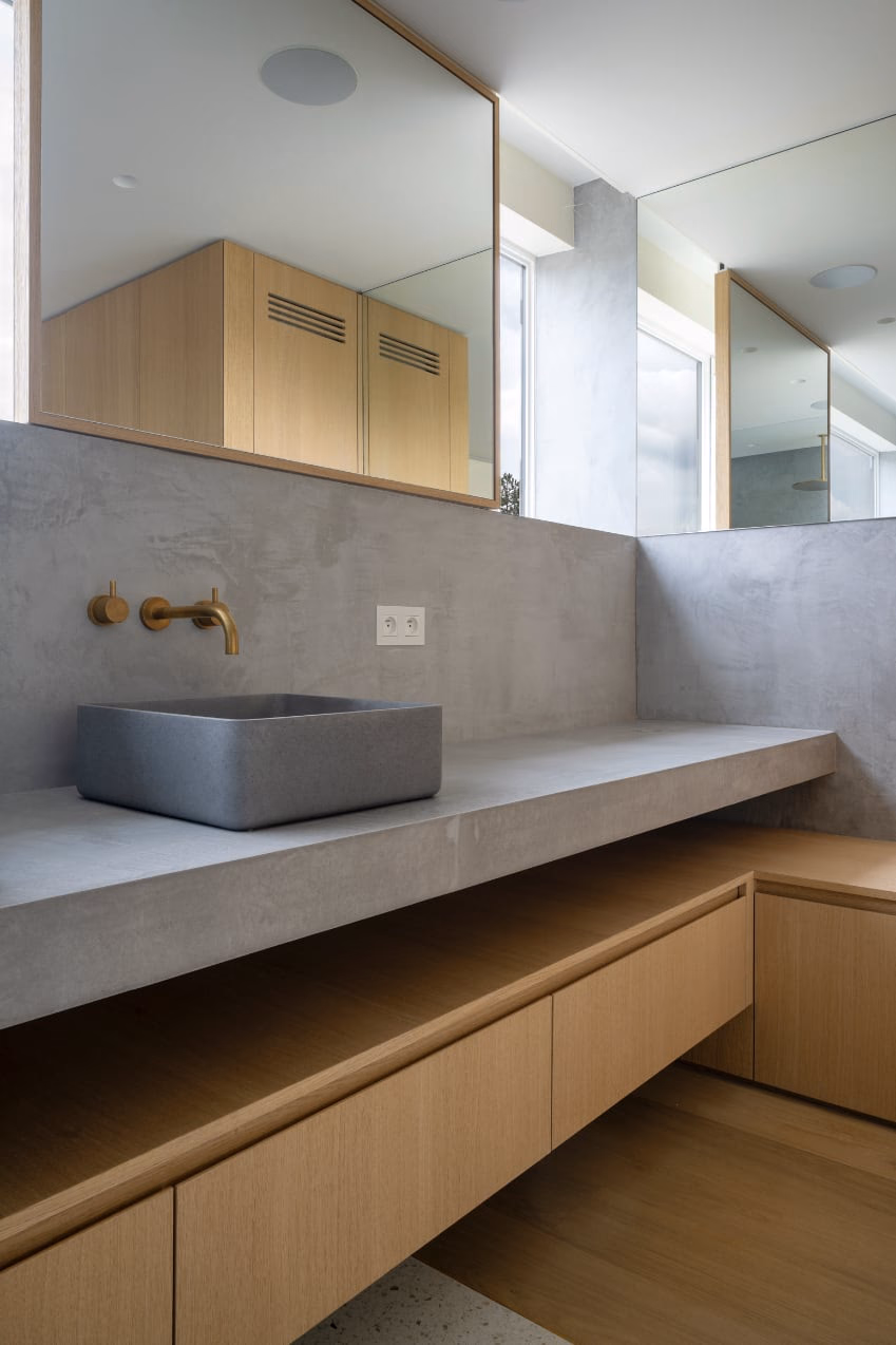 A bathroom with a washbasin and a wall mirror