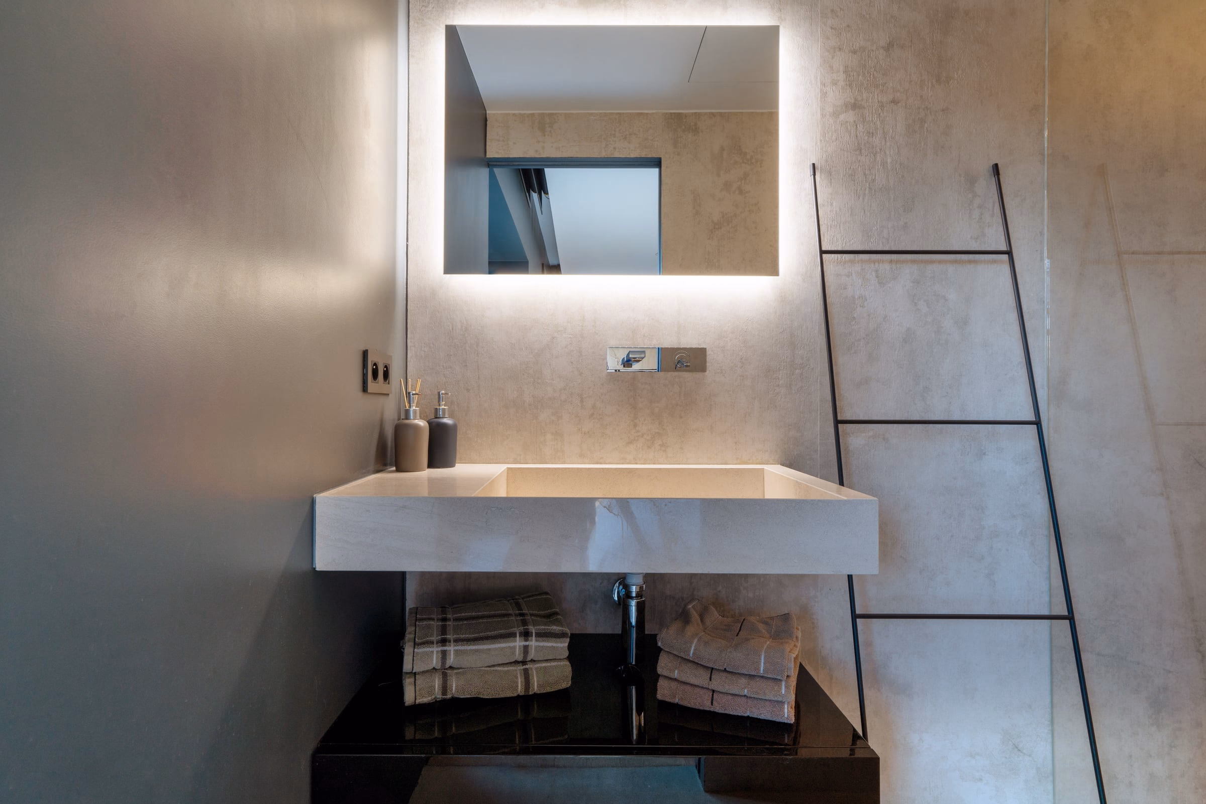 A washbasin with a mirror above it