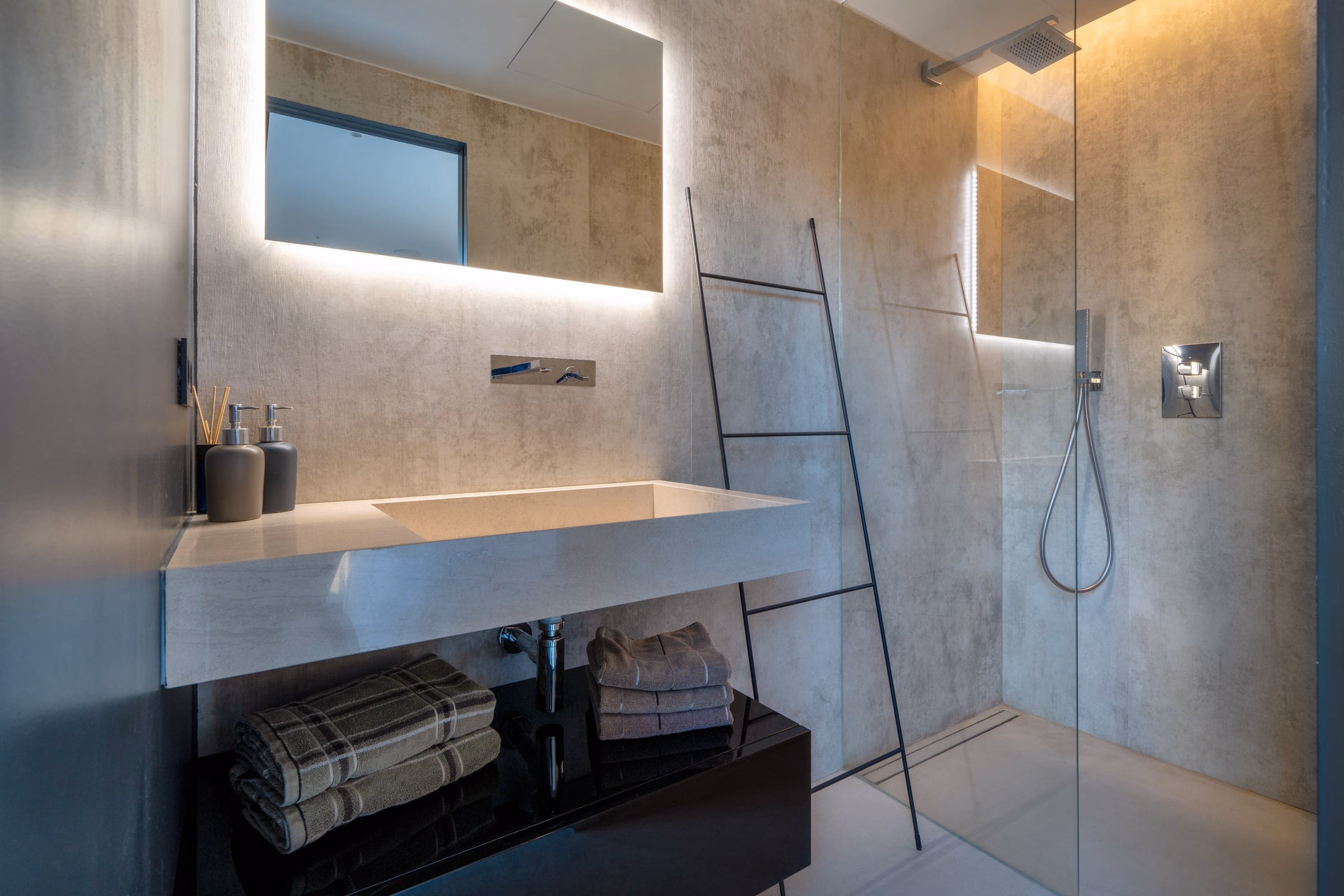 A bathroom with a washbasin and a mirror