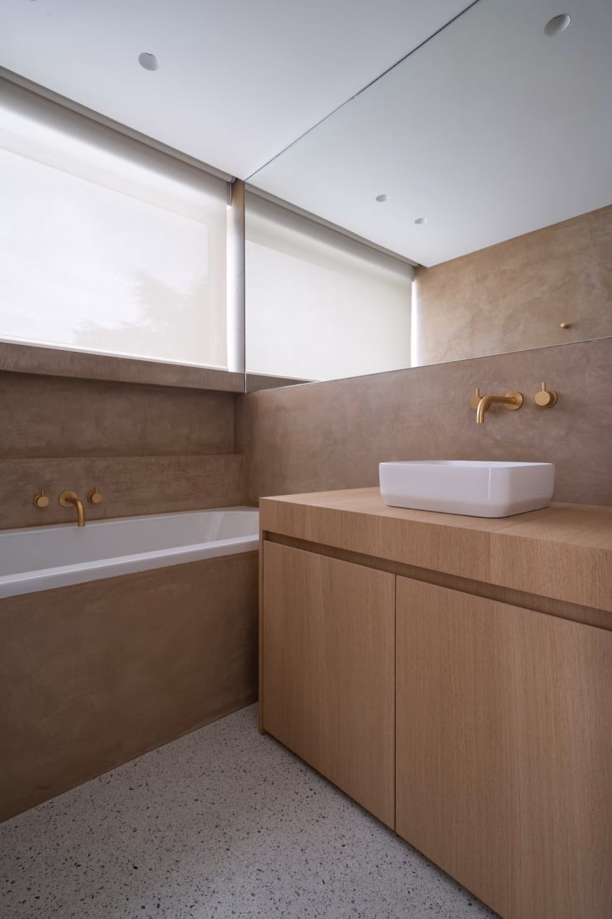 A bathroom with a washbasin and a bathtub