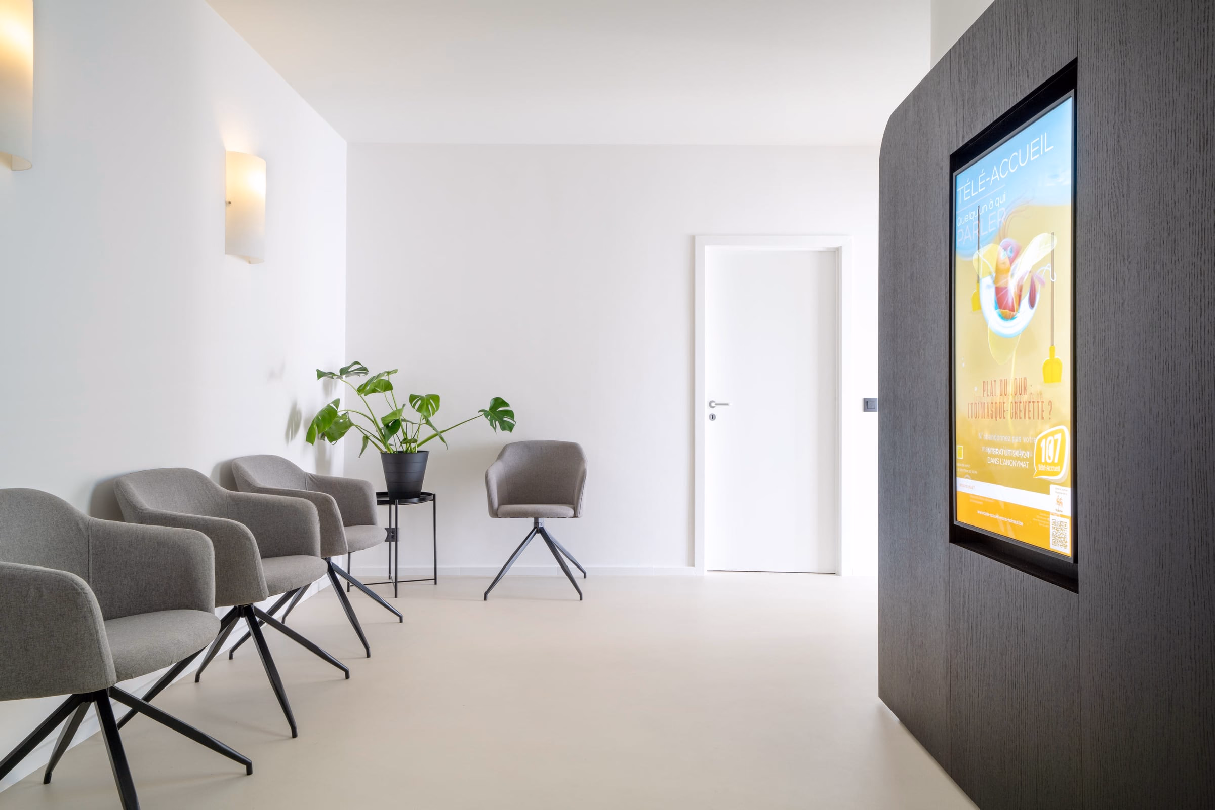 A waiting room with chairs and a lift sign